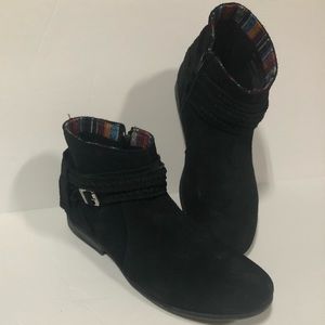 Minnetonka Dixon black suede boots
